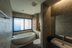 un bagno con vasca, WC e lavandino di S17 Nimman a Chiang Mai