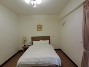 Postel nebo postele na pokoji v ubytování Long Zhi Yue Hotel