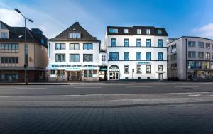 a group of buildings on a city street at Akzent Hotel Köhler in Gießen