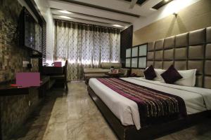 Ein Bett oder Betten in einem Zimmer der Unterkunft Hotel Emerald