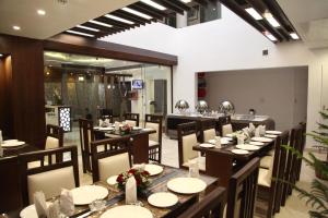 Ein Restaurant oder anderes Speiselokal in der Unterkunft Hotel Emerald 