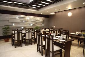 Ein Restaurant oder anderes Speiselokal in der Unterkunft Hotel Emerald 