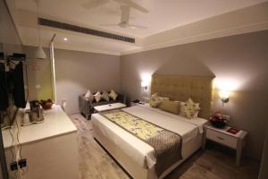 Ein Bett oder Betten in einem Zimmer der Unterkunft Hotel Emerald