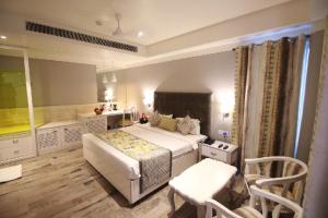 Ein Bett oder Betten in einem Zimmer der Unterkunft Hotel Emerald