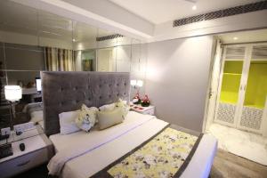Ein Bett oder Betten in einem Zimmer der Unterkunft Hotel Emerald