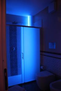 SalemiにあるBaglio Borgesatiのバスルーム(青い照明、トイレ付)