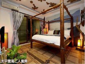 1 dormitorio con cama con dosel en una habitación en Beautiful Yilan Resort, en Dongshan
