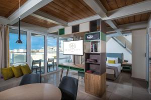 Televízia a/alebo spoločenská miestnosť v ubytovaní Infinity City Boutique Hotel