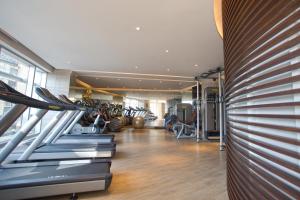 Crowne Plaza Dhaka Gulshan by IHG的健身中心和/或健身设施