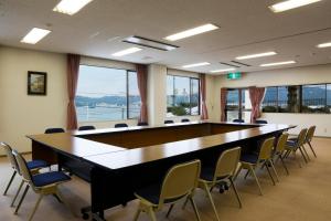 宮津的住宿－草津町優三索日式旅館，大型会议室,配有大桌子和椅子