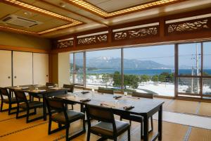 宮津的住宿－草津町優三索日式旅館，一间会议室,配有桌椅和大窗户