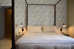マテーラにあるResidenza Sant'Eustachioのベッドルーム1室(キャノピーベッド1台、貝殻の壁付)