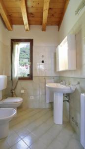 トスコラーノ・マデルノにあるResidence "Borgo le torri"のバスルーム(洗面台、トイレ付)、窓が備わります。
