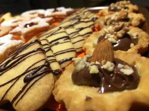 un grupo de galletas con chocolate y cacahuetes. en Hotel Piccolo Mondo en Livigno