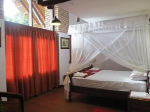 Katil atau katil-katil dalam bilik di Simbamwenni Lodge and Camping