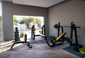 Spordikeskus ja/või sportimisvõimalused majutusasutuses Long Set Resort