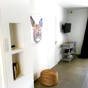 サゴーヌにあるLe Diodon De Sagoneのリビングルーム(壁に犬の絵が描かれています)