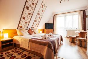 1 dormitorio con cama grande y ventana grande en Chata pod Jemiołą, en Zakopane