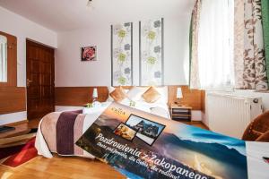 1 dormitorio con 1 cama en una habitación con ventanas en Chata pod Jemiołą, en Zakopane