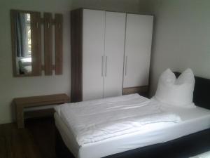 เตียงในห้องที่ Gästezimmer in Lindenau