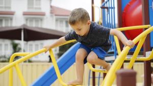 um rapaz a brincar num parque infantil em The Jetty Resort em Esperance