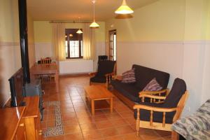 a living room with a couch and a table at Alojamiento Rural Sierra Luz in Ribatajadilla