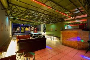 ブダペストにあるThe Bachelor Bar - Bunker | Private Clubのリビングルーム(ソファ、テーブル付)