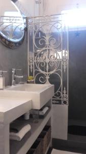 サン・ペール・シュル・メールにあるChambres d'hôtes Christaのバスルーム(洗面台、鏡付)