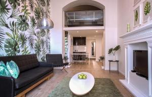una sala de estar con un sofá y una mesa en BpR City Center Design Apartments, en Budapest