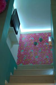 una vista aérea de una alfombra con flores en el suelo en BpR City Center Design Apartments, en Budapest