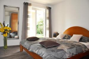 um quarto com uma cama grande e um espelho grande em Casa Rossa Apartment em Portorož