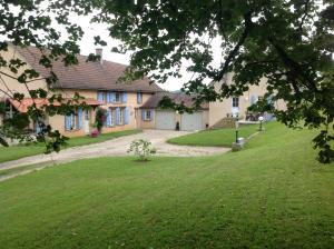Provency的住宿－La Cle des Champs，前面有绿色草坪的房子