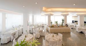 A restaurant or other place to eat at Zenit Hotel Még 37 kép