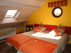 デュルビュイにあるLe poirier de Warreのベッドルーム1室(ベッド2台、窓2つ付)
