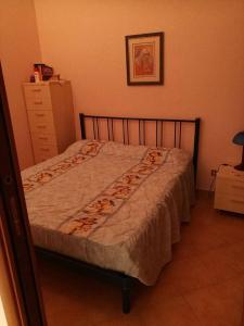1 dormitorio con 1 cama y vestidor en Casa Di Ale, en Trapani