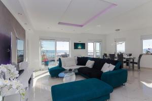 Televisyen dan/atau pusat hiburan di Penthouse Sunset Makarska