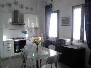 eine Küche mit einem Tisch und einer Blumenvase darauf in der Unterkunft Park Hotel in Molinella