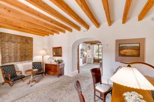 una sala de estar con paredes blancas y techos de madera. en Agroturisme Son Pons en Búger