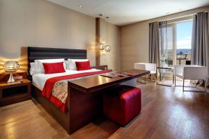 Posteľ alebo postele v izbe v ubytovaní Olivia Plaza Hotel