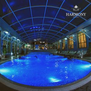Bazén v ubytování Harmony Hotel nebo v jeho okolí