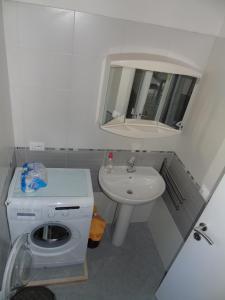 リニャーノ・サッビアドーロにあるVilla Petraのバスルーム(洗面台、トイレ、鏡付)