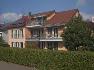 ein großes Haus mit einem Balkon an der Seite in der Unterkunft Haus Hartmann, Ferienwohnungen Sonnenseite in Wasserburg