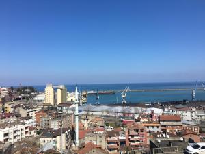 Eine Stadt mit Gebäuden und dem Meer im Hintergrund in der Unterkunft Tahir Aga Konagi Hotel in Trabzon
