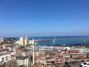 une ville avec des bâtiments et l'océan en arrière-plan dans l'établissement Tahir Aga Konagi Hotel, à Trabzon