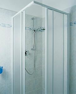 una doccia con porta in vetro in bagno di Hotel Conchiglia a Senigallia