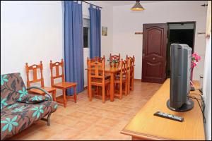 Televízia a/alebo spoločenská miestnosť v ubytovaní Bungalow en complejo I + 15 fotografií