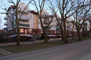 コウォブジェクにあるApartament Pod Platanamiの通りの前に木々が立つ建物