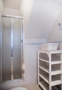 łazienka z prysznicem i toaletą w obiekcie Bnb Villa Lendi w mieście Frattamaggiore +32 zdjęcia