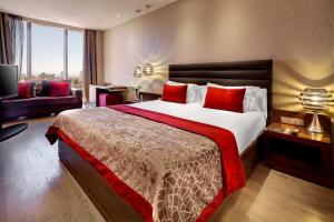 Posteľ alebo postele v izbe v ubytovaní Olivia Plaza Hotel