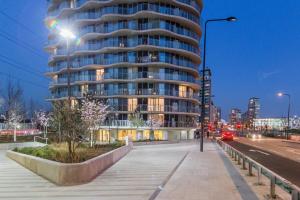 Gallery image of Royal Style Apartment - 5 mins walk to ExCeL London in London